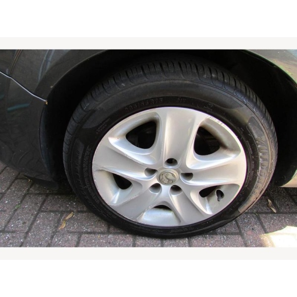 Vauxhall Zafira - 1.6 16V Exclusiv MPV 5dr Petrol Manual Euro 5 (115 ps)