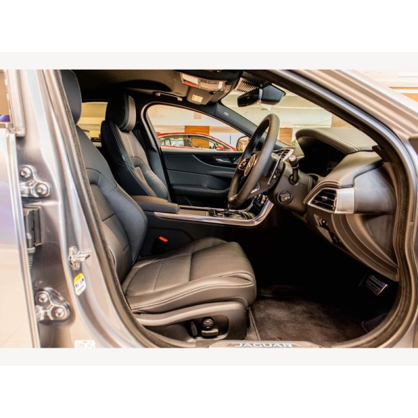 Jaguar XE - 2.0 D200 MHEV R-Dynamic SE Black Auto Euro 6 (s/s) 4dr