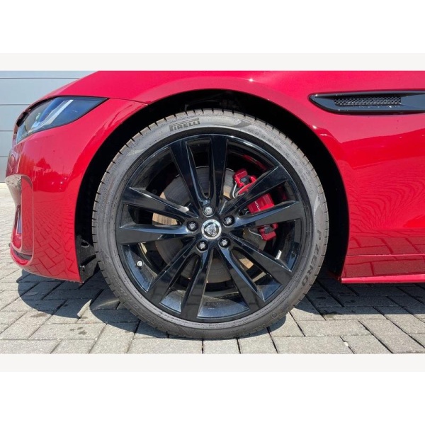 Jaguar XE - 2.0 D200 R-Dynamic SE Black 4dr Auto