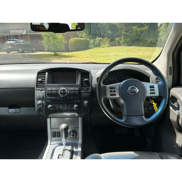 Nissan Navara - 2.5 dCi Tekna Auto 4WD Euro 5 4dr
