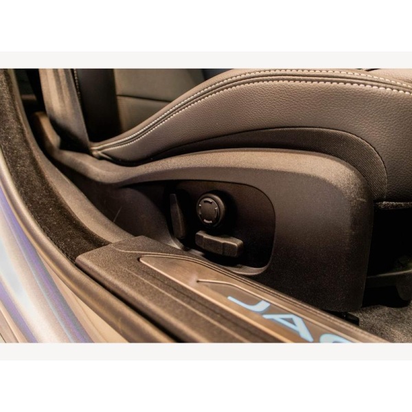 Jaguar XE - 2.0 D200 MHEV R-Dynamic SE Black Auto Euro 6 (s/s) 4dr