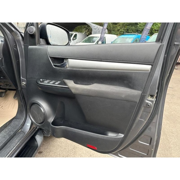 Toyota Hilux - D-4D Invincible Pickup 2.4 Manual Diesel