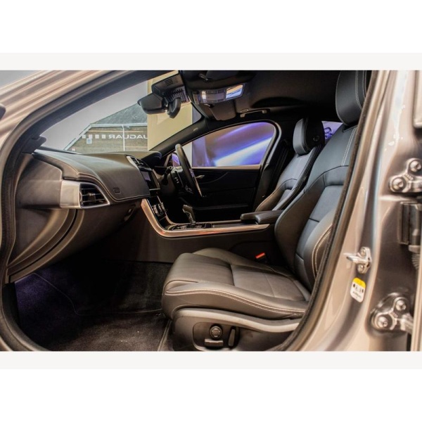 Jaguar XE - 2.0 D200 MHEV R-Dynamic SE Black Auto Euro 6 (s/s) 4dr