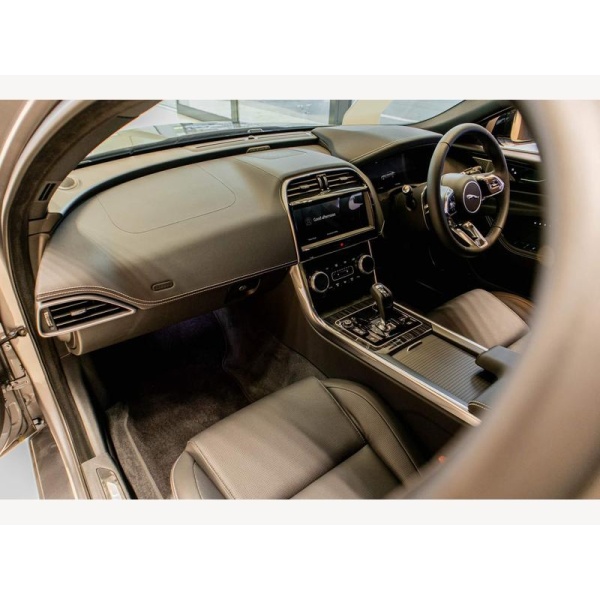 Jaguar XE - 2.0 D200 MHEV R-Dynamic SE Black Auto Euro 6 (s/s) 4dr