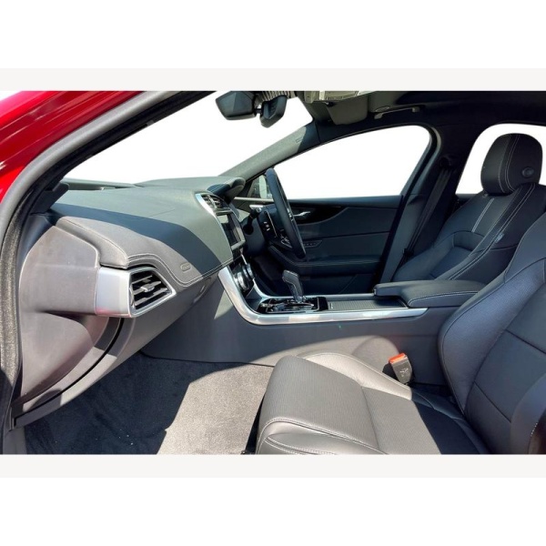 Jaguar XE - 2.0 D200 R-Dynamic SE Black 4dr Auto