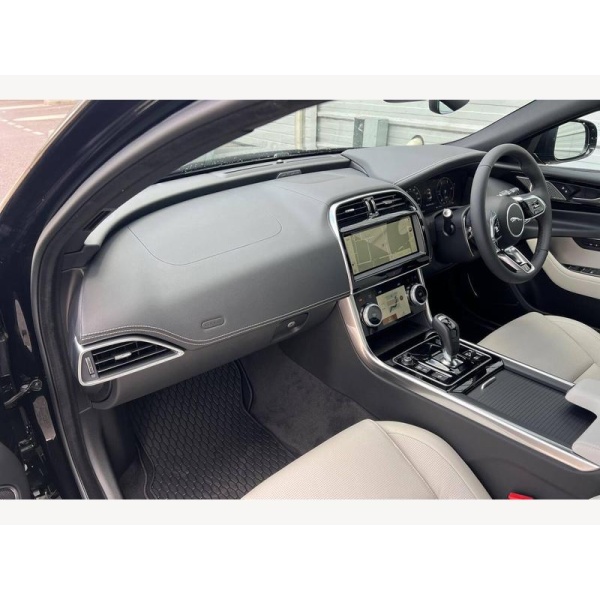 Jaguar XE - 2.0 D200 MHEV R-Dynamic SE Black Auto Euro 6 (s/s) 4dr