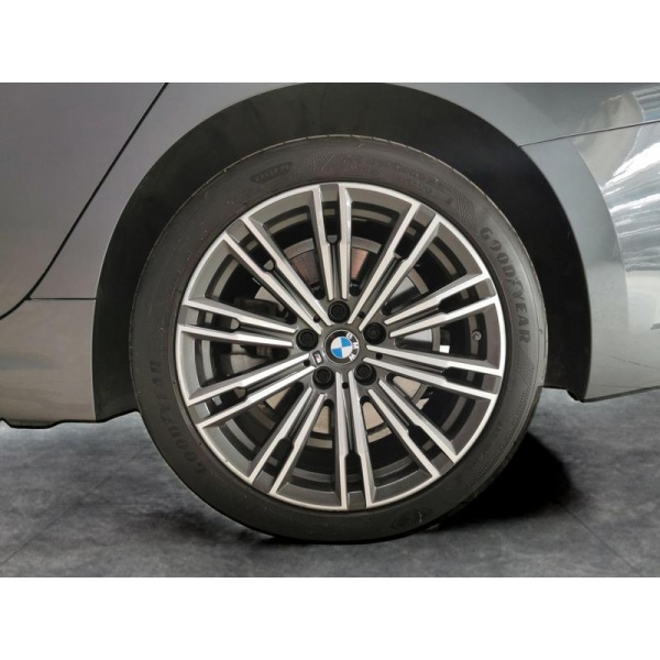 BMW 3 Series - 2.0 330e 12kWh M Sport Plug-in (292 ps) - BLUETOOTH - ADAPTIVE LED LIGHTS 4dr