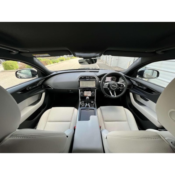 Jaguar XE - 2.0 D200 MHEV R-Dynamic SE Black Auto Euro 6 (s/s) 4dr