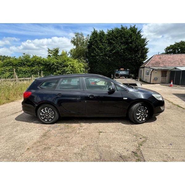 Vauxhall Astra - 1.7 CDTi ecoFLEX Exclusiv Sports Tourer 5dr Diesel Manual Euro 5 (110 ps)