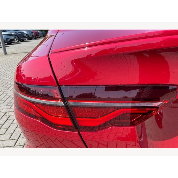 Jaguar XE - 2.0 D200 R-Dynamic SE Black 4dr Auto