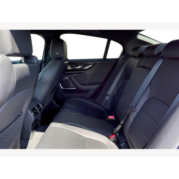 Jaguar XE - 2.0 D200 R-Dynamic SE Black 4dr Auto