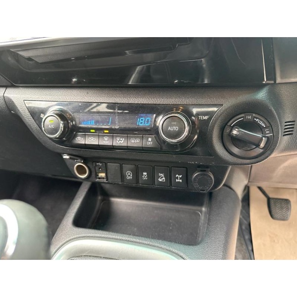Toyota Hilux - D-4D Invincible Pickup 2.4 Manual Diesel
