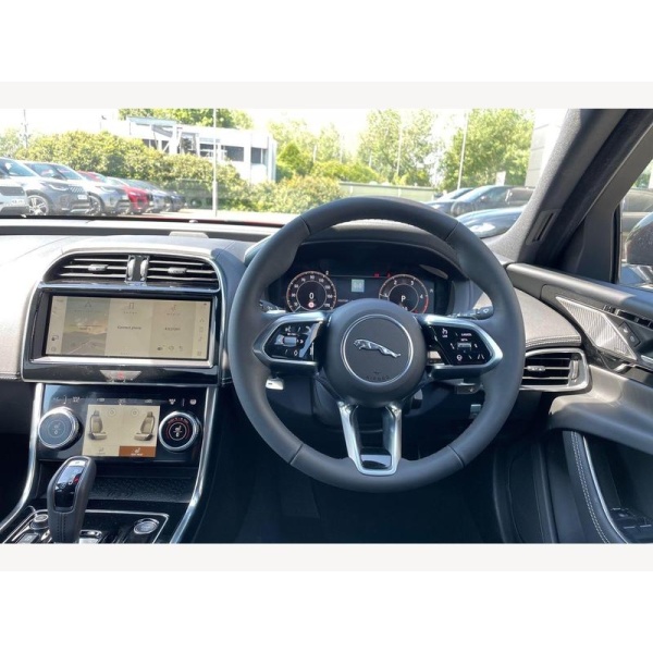 Jaguar XE - 2.0 D200 R-Dynamic SE Black 4dr Auto
