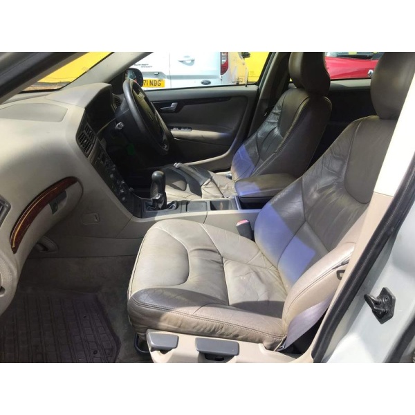 Volvo V70 - 2.4 Estate 5dr Petrol Manual (205 g/km, 140 bhp)