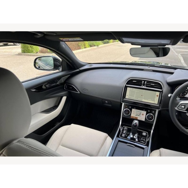 Jaguar XE - 2.0 D200 MHEV R-Dynamic SE Black Auto Euro 6 (s/s) 4dr