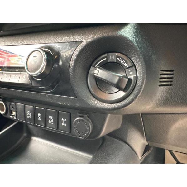 Toyota Hilux - D-4D Invincible Pickup 2.4 Manual Diesel