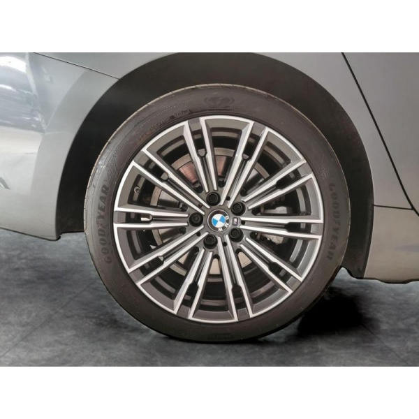 BMW 3 Series - 2.0 330e 12kWh M Sport Plug-in (292 ps) - BLUETOOTH - ADAPTIVE LED LIGHTS 4dr
