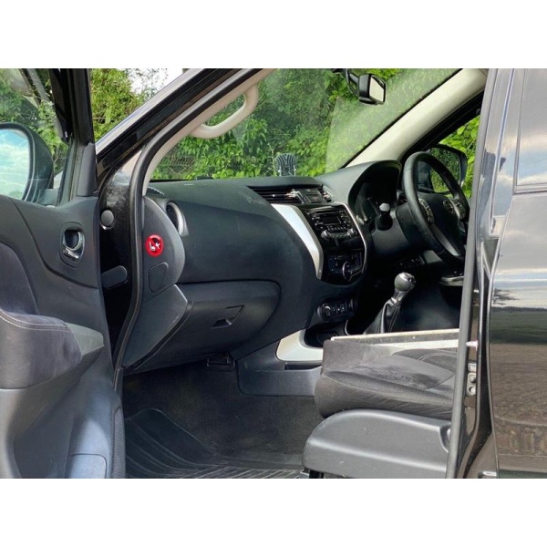 Nissan Navara - 2.3 dCi Acenta+ Pickup 4dr Diesel Manual 4WD Euro 5 (190 ps)
