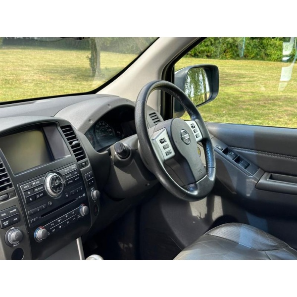Nissan Navara - 2.5 dCi Tekna Auto 4WD Euro 5 4dr