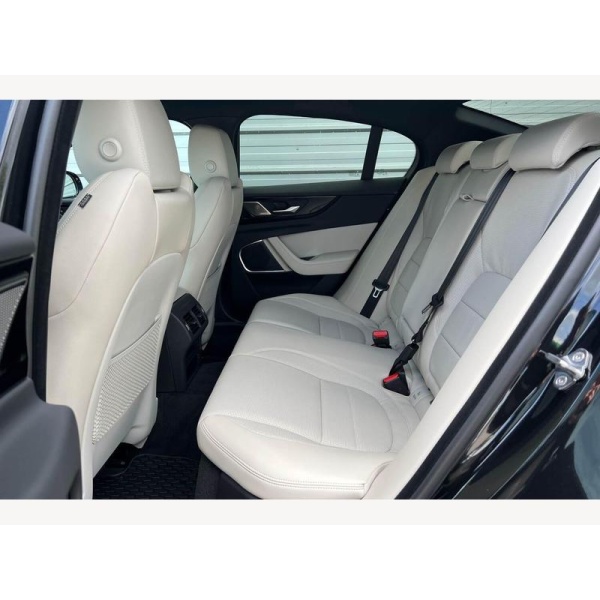Jaguar XE - 2.0 D200 MHEV R-Dynamic SE Black Auto Euro 6 (s/s) 4dr