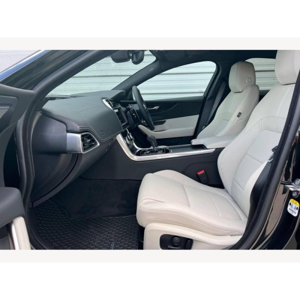 Jaguar XE - 2.0 D200 MHEV R-Dynamic SE Black Auto Euro 6 (s/s) 4dr