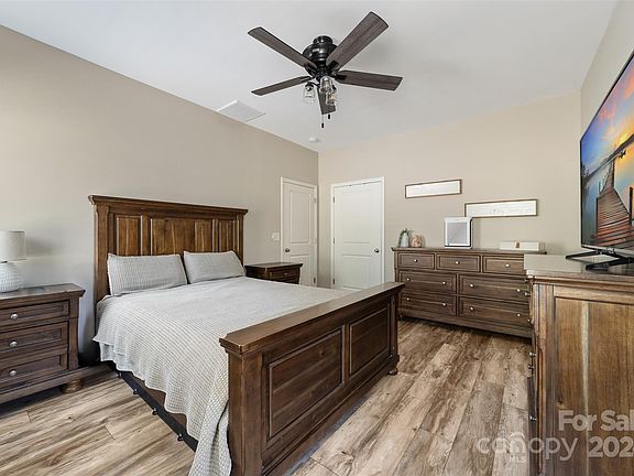 126 Scarlet Oak Street, 47203 Silver City