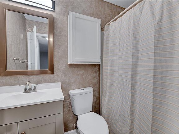 142 Quartz Street, 62954 Nickel City