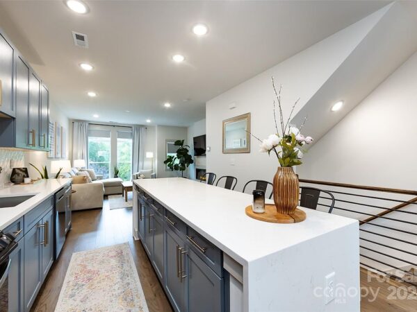 142 Quince St, 37562 Quartz Town