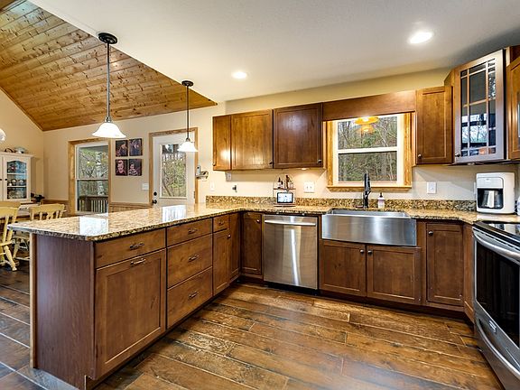 102 Violet Street, 48572 Vanadium City
