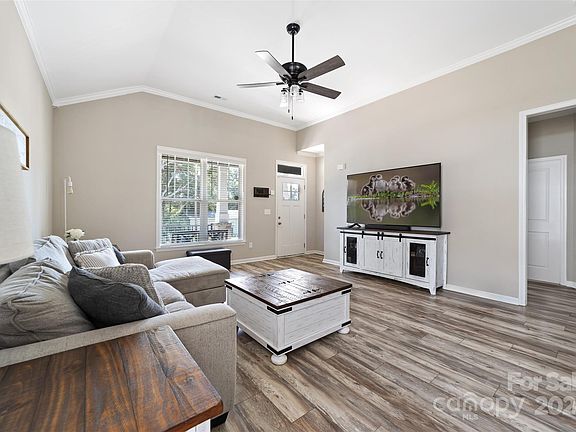 126 Scarlet Oak Street, 47203 Silver City