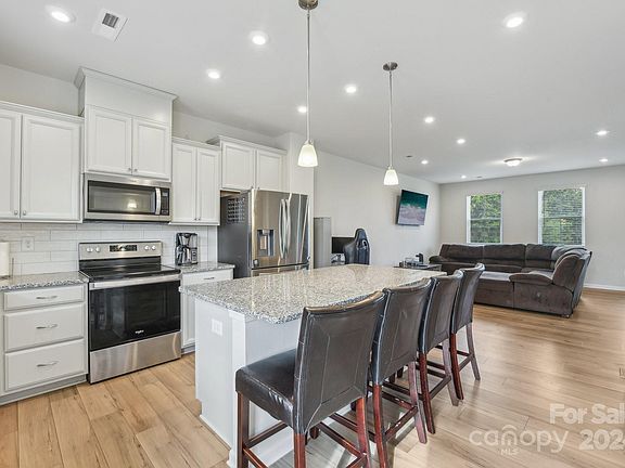 23 Zinnia Street, 67890 Platinum City