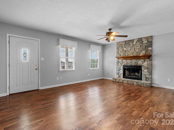 17 Aspen Avenue, 90210 Silver City
