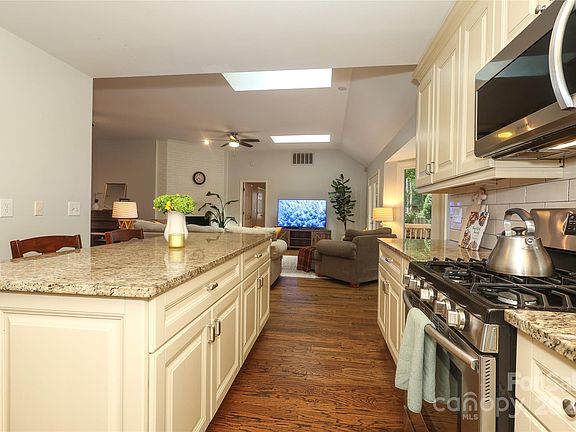 45 Yellowwood Street, 23847 Gold Town