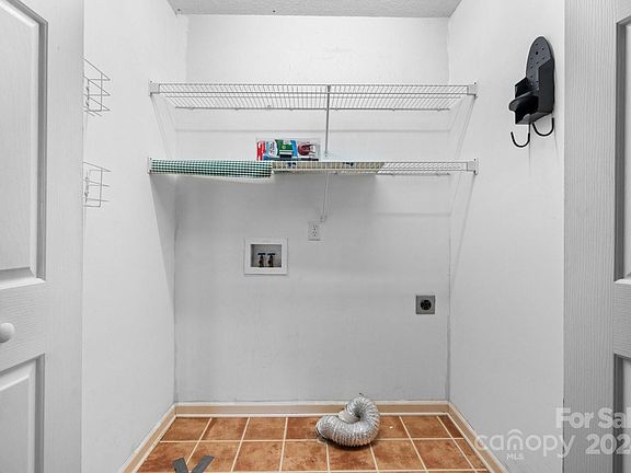 17 Aspen Avenue, 90210 Silver City