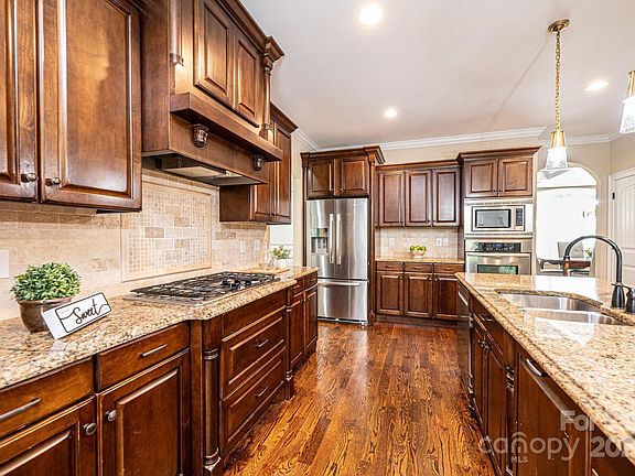 23 Oak Street, 98104 Silver City