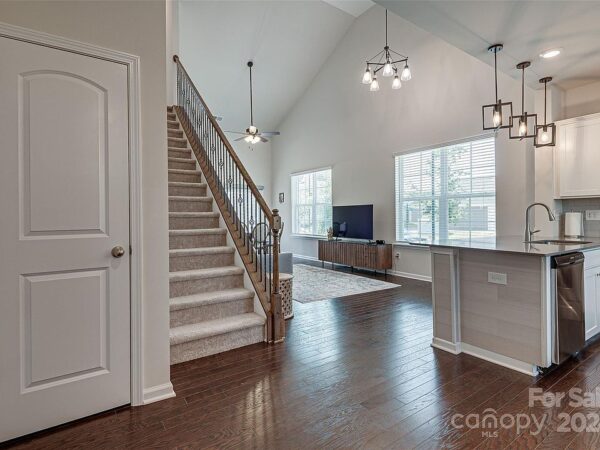102 Cypress St, 07431 Copper City