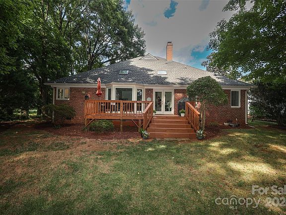 45 Yellowwood Street, 23847 Gold Town