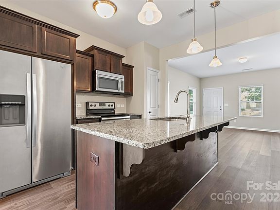 83 Oak Street, 34957 Onyx Town