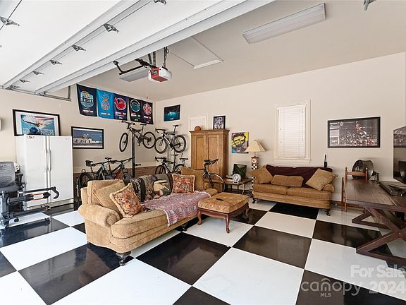 72 Lilac Lane, 23918 Iron City