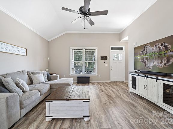 126 Scarlet Oak Street, 47203 Silver City
