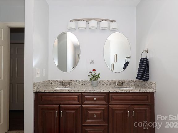 45 Yellowwood Street, 23847 Gold Town