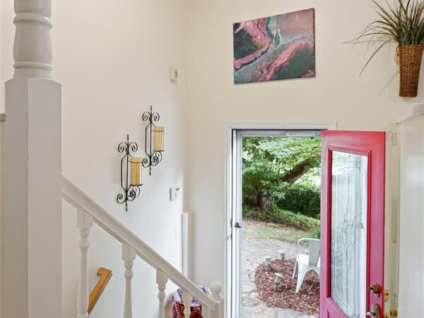 42 Tulip Street, 23456 Titanium City