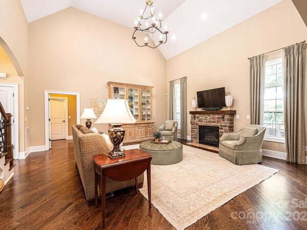23 Oak Street, 98104 Silver City