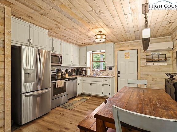 72 Greenbriar Drive, 48123 Gold City