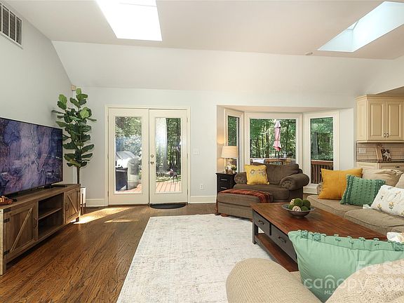 45 Yellowwood Street, 23847 Gold Town