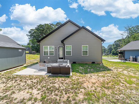 126 Scarlet Oak Street, 47203 Silver City