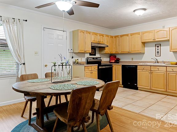 42 Tulip Street, 23456 Titanium City