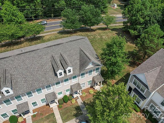 83 Oak Street, 34957 Onyx Town