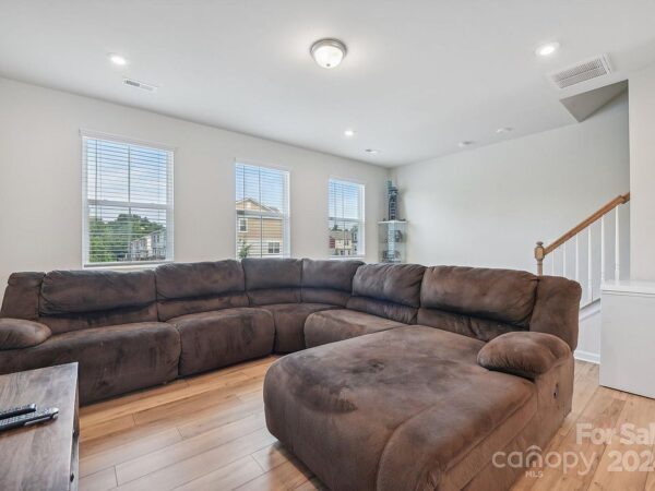 23 Zinnia Street, 67890 Platinum City