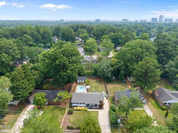 24 Elm Street, 18453 Emerald Town
